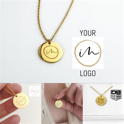 Trademark chain necklace with pendant 